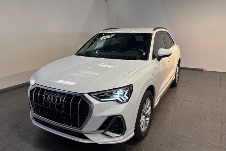 Hvid Audi Q3 fra 2021 set udefra
