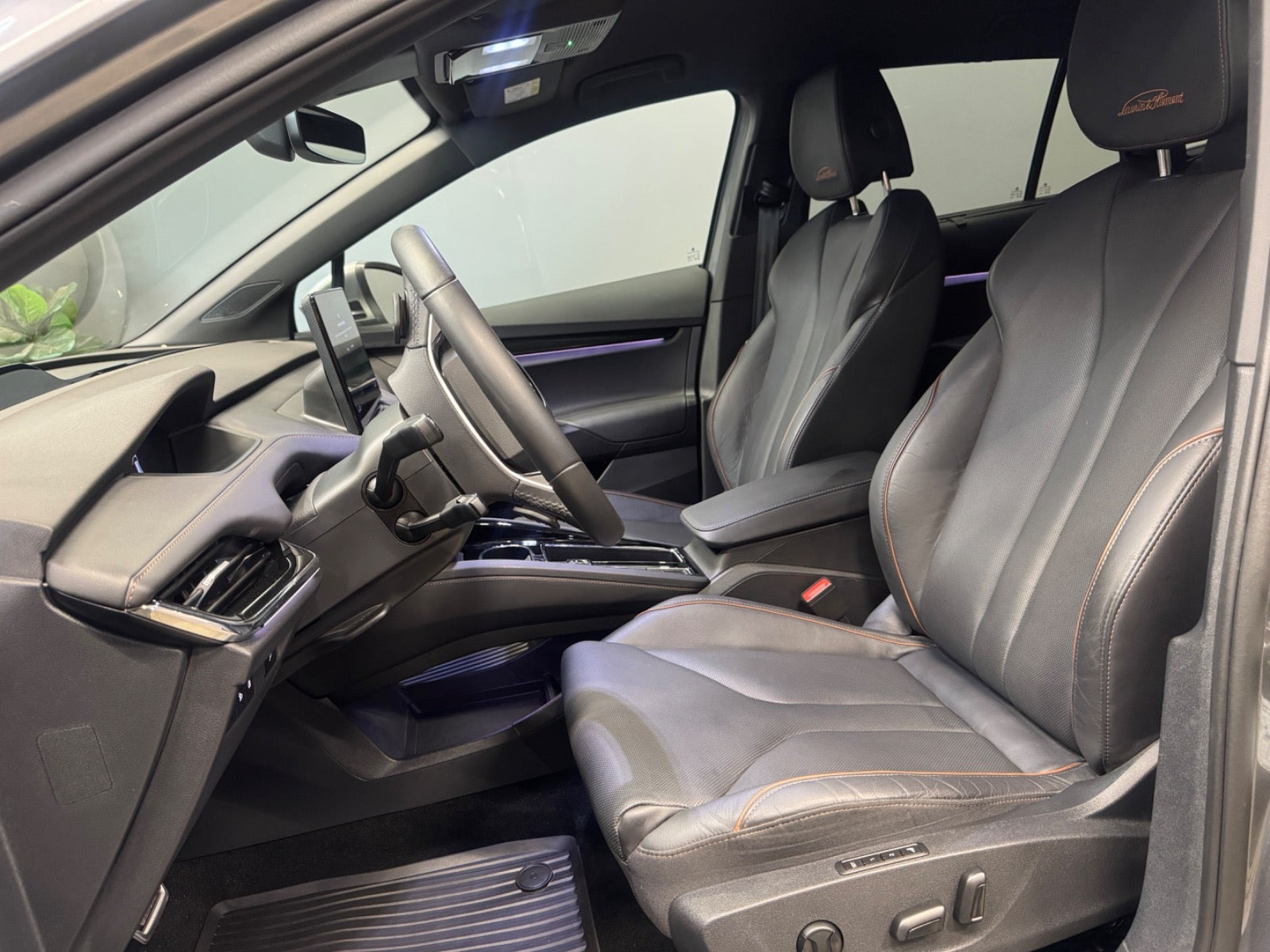 Grå Skoda Enyaq fra 2025