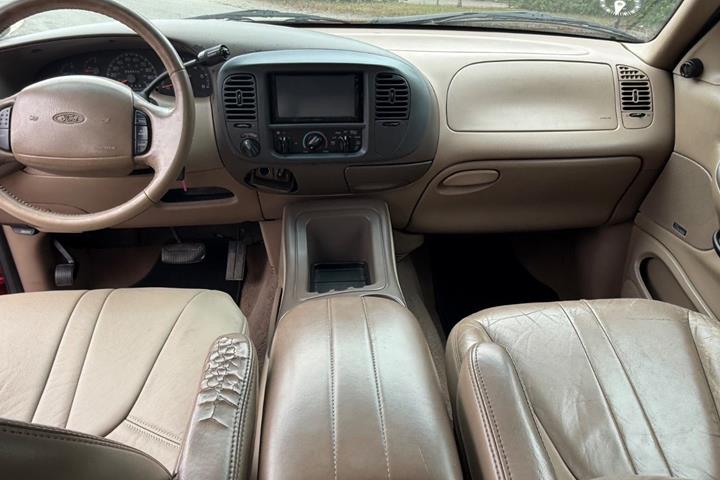 undefined Ford Expedition fra 1998 set indefra