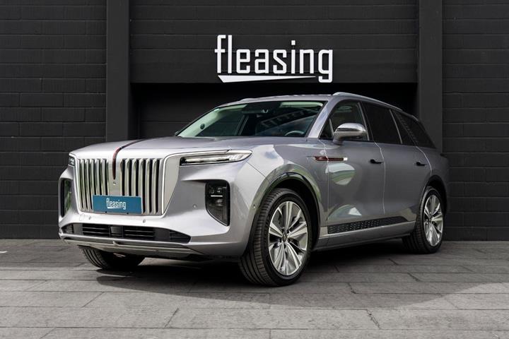 Sølv Hongqi E-HS9 fra 2023 set udefra