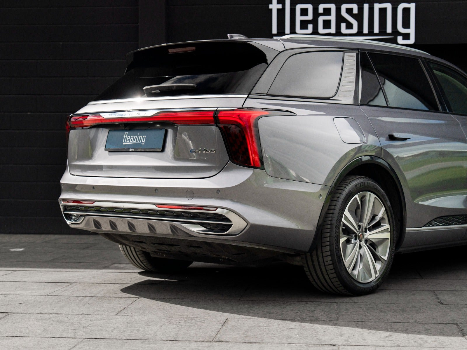 Sølv Hongqi E-HS9 fra 2023
