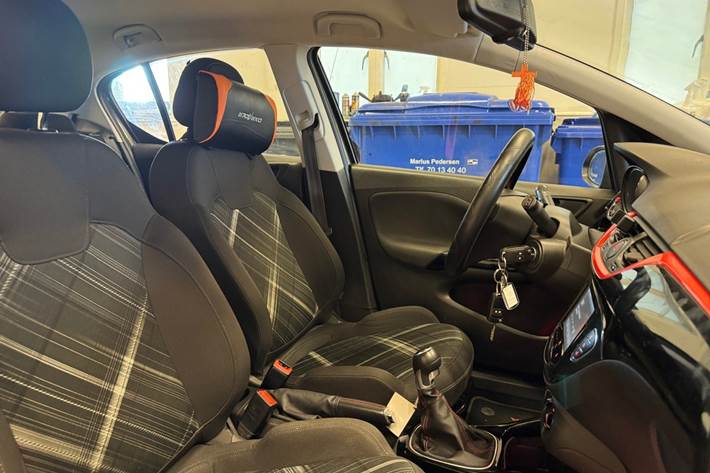 Grå Opel Corsa fra 2015