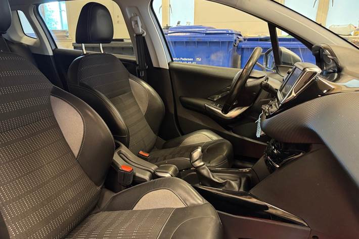 Sølv Peugeot 2008 fra 2017