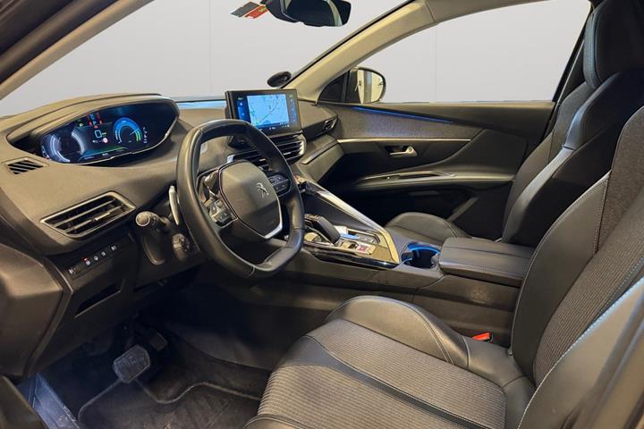 Grå Peugeot 3008 fra 2021