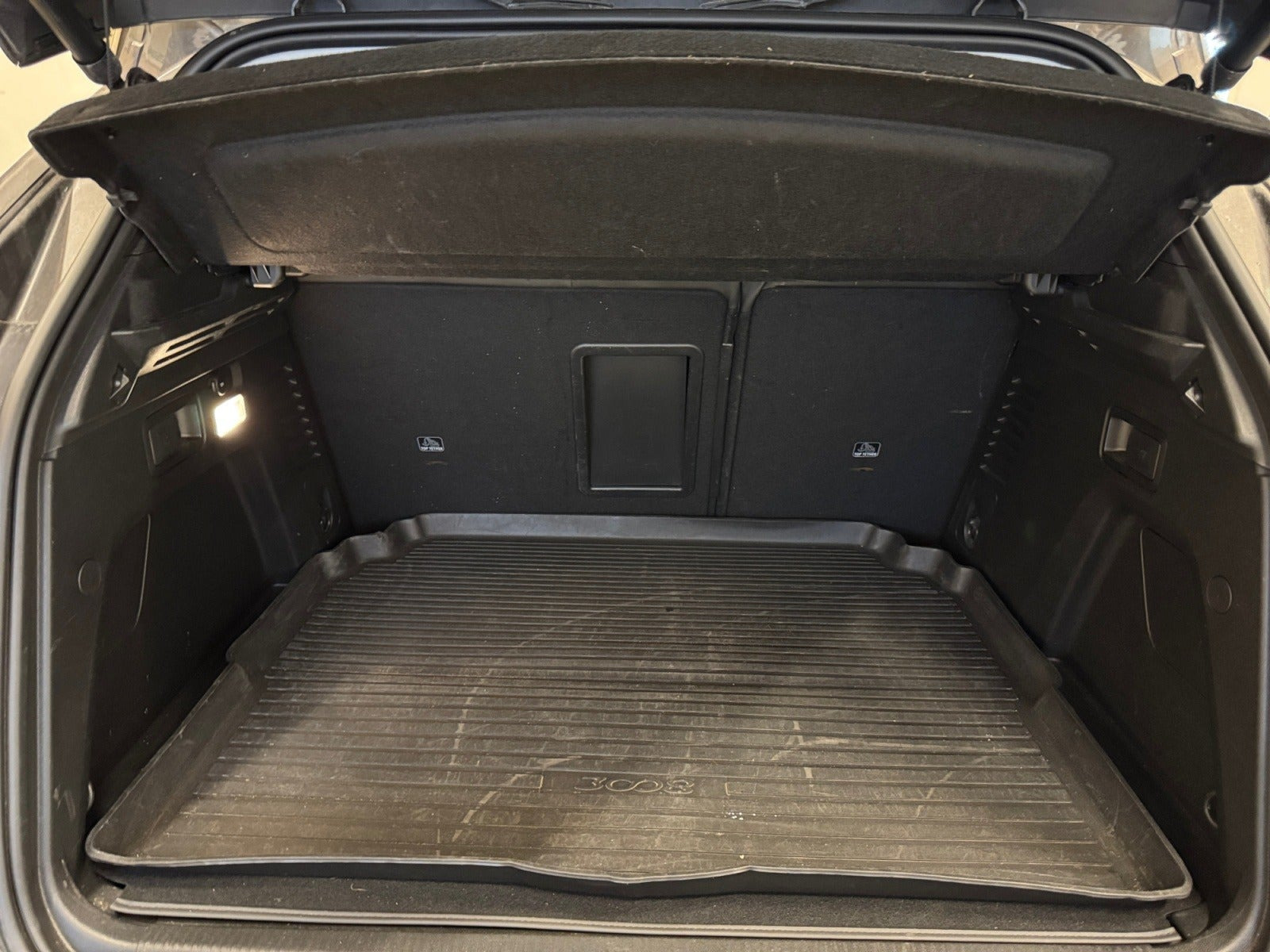 Grå Peugeot 3008 fra 2021