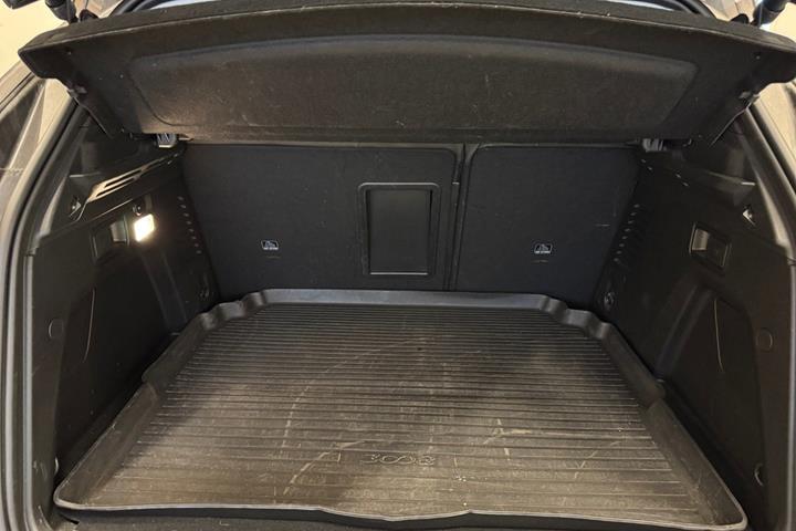 Grå Peugeot 3008 fra 2021