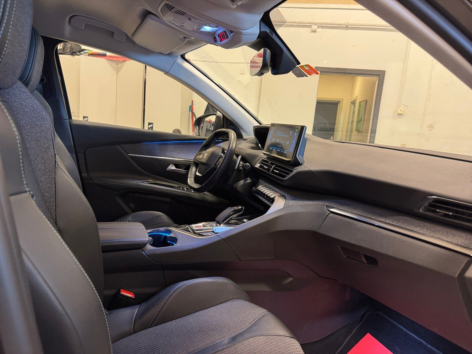 Grå Peugeot 3008 fra 2021