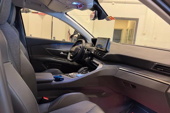 Grå Peugeot 3008 fra 2021