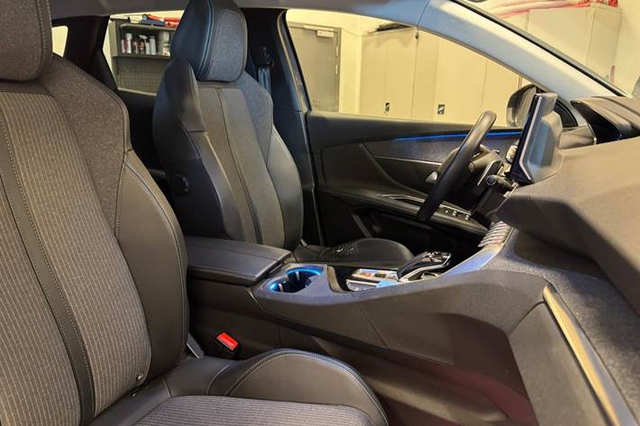 Grå Peugeot 3008 fra 2021