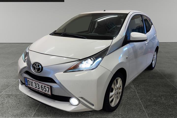 Hvid Toyota Aygo fra 2015 set udefra