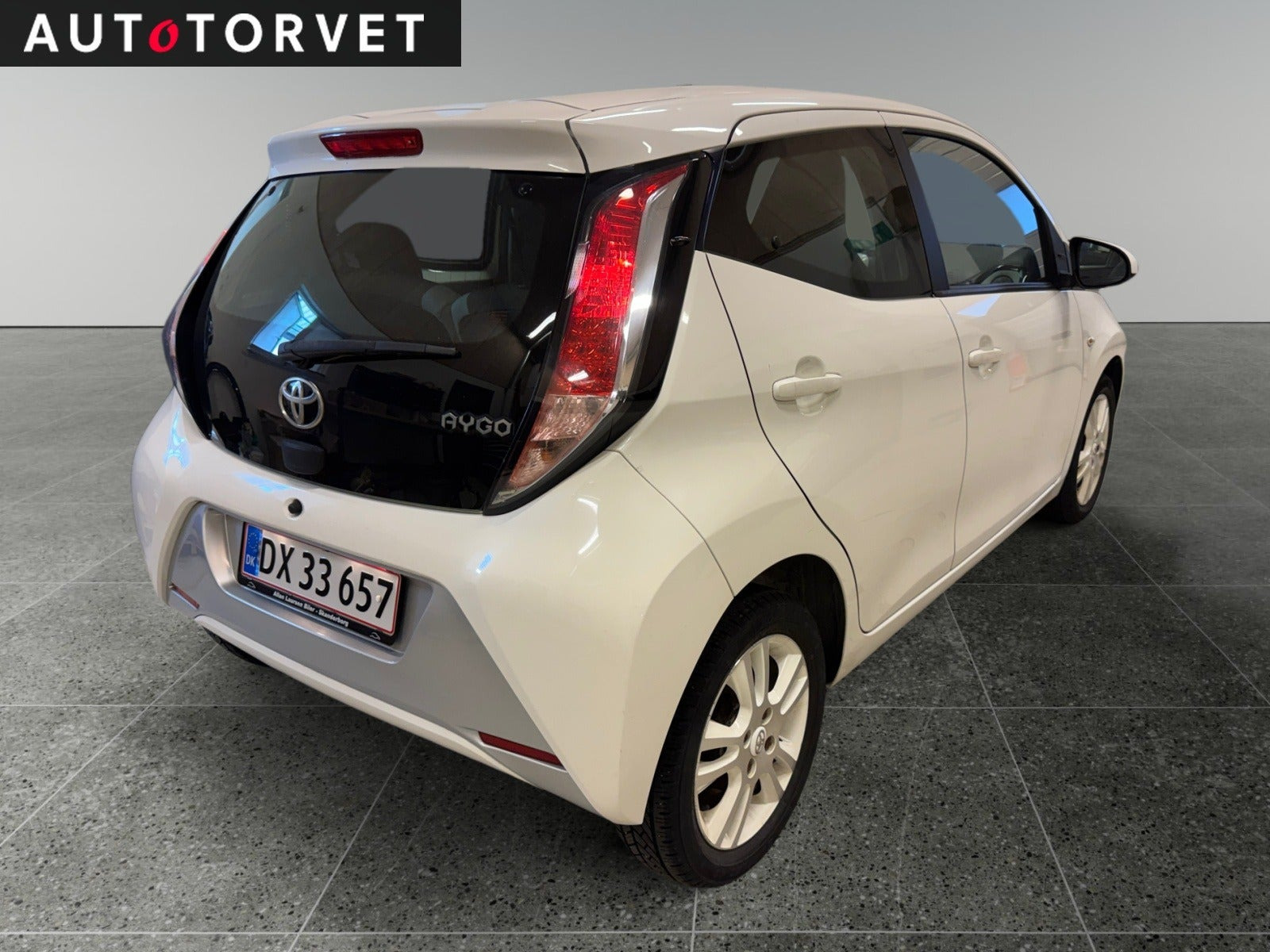 Hvid Toyota Aygo fra 2015
