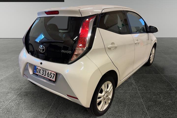 Hvid Toyota Aygo fra 2015