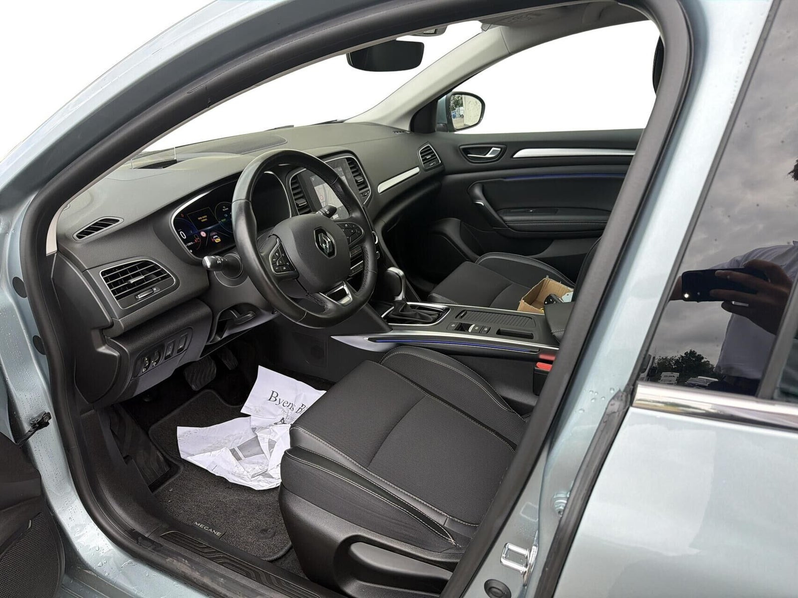 Grå Renault Megane IV fra 2021