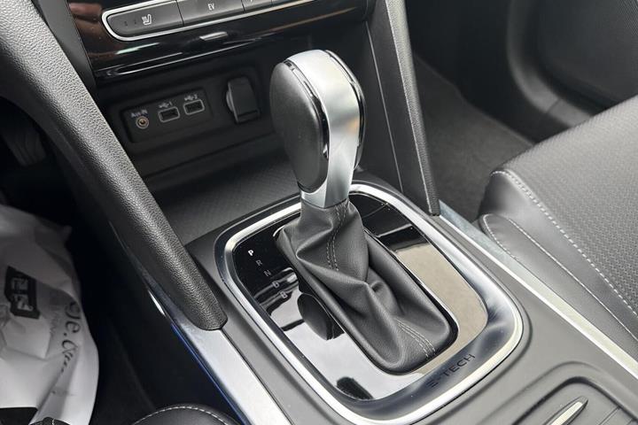 Grå Renault Megane IV fra 2021