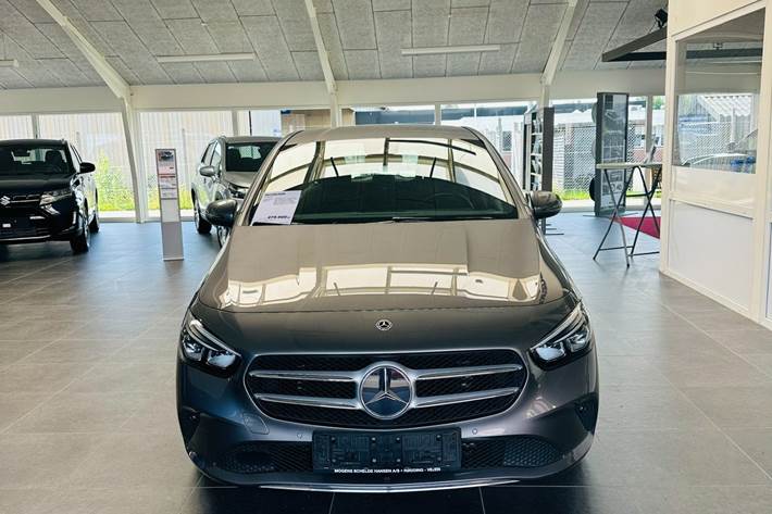Grå Mercedes B200 fra 2023