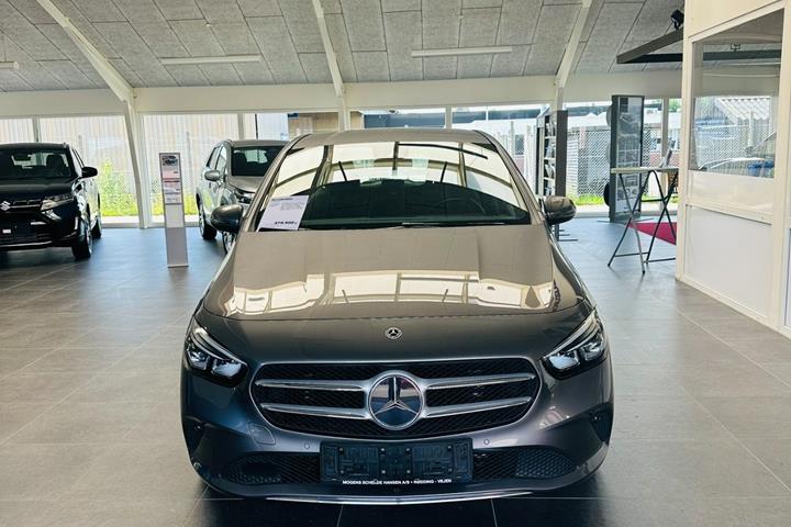 Grå Mercedes B200 fra 2023