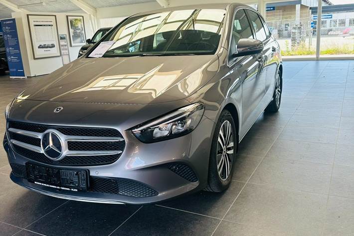 Grå Mercedes B200 fra 2023