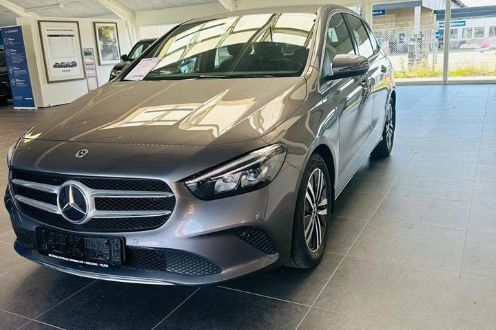 Grå Mercedes B200 fra 2023