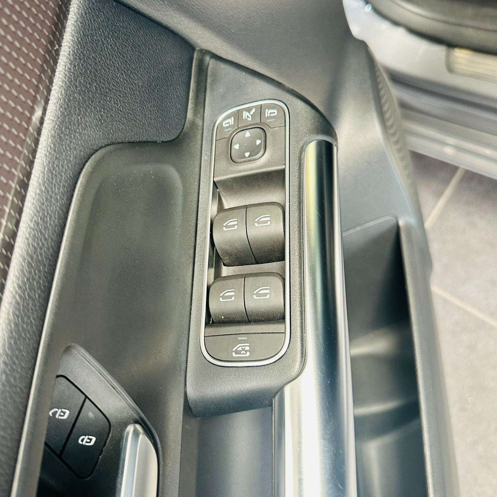 Grå Mercedes B200 fra 2023