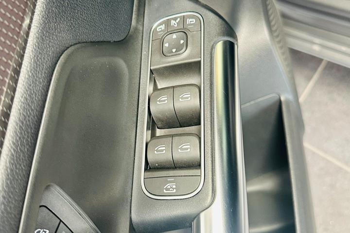 Grå Mercedes B200 fra 2023