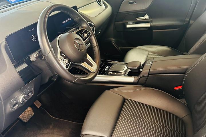 Grå Mercedes B200 fra 2023