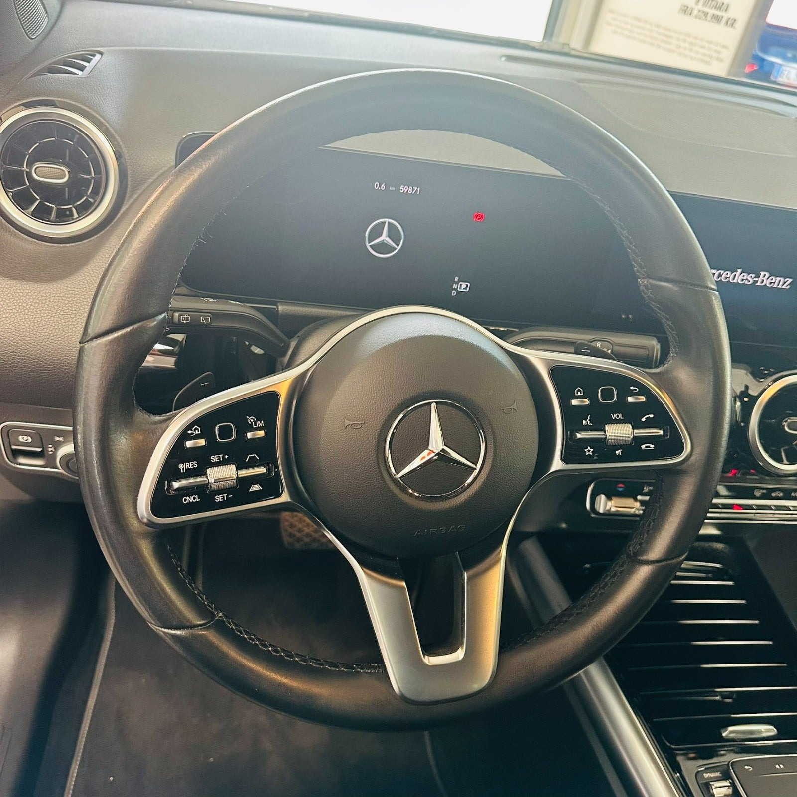 Grå Mercedes B200 fra 2023