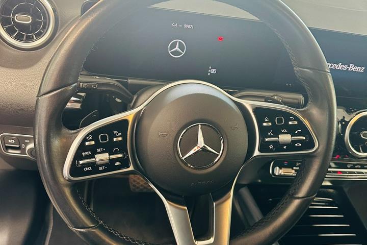 Grå Mercedes B200 fra 2023