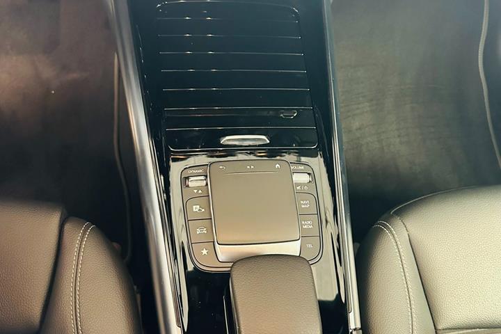 Grå Mercedes B200 fra 2023