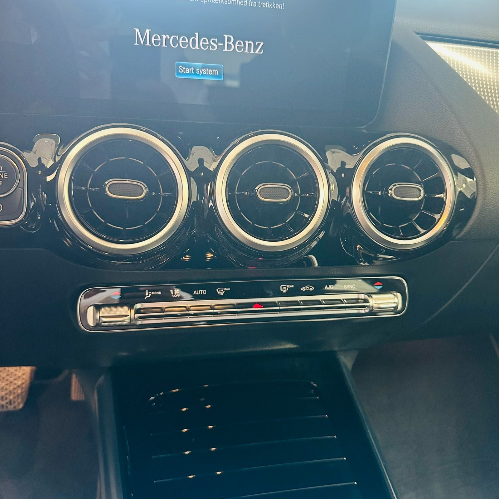 Grå Mercedes B200 fra 2023