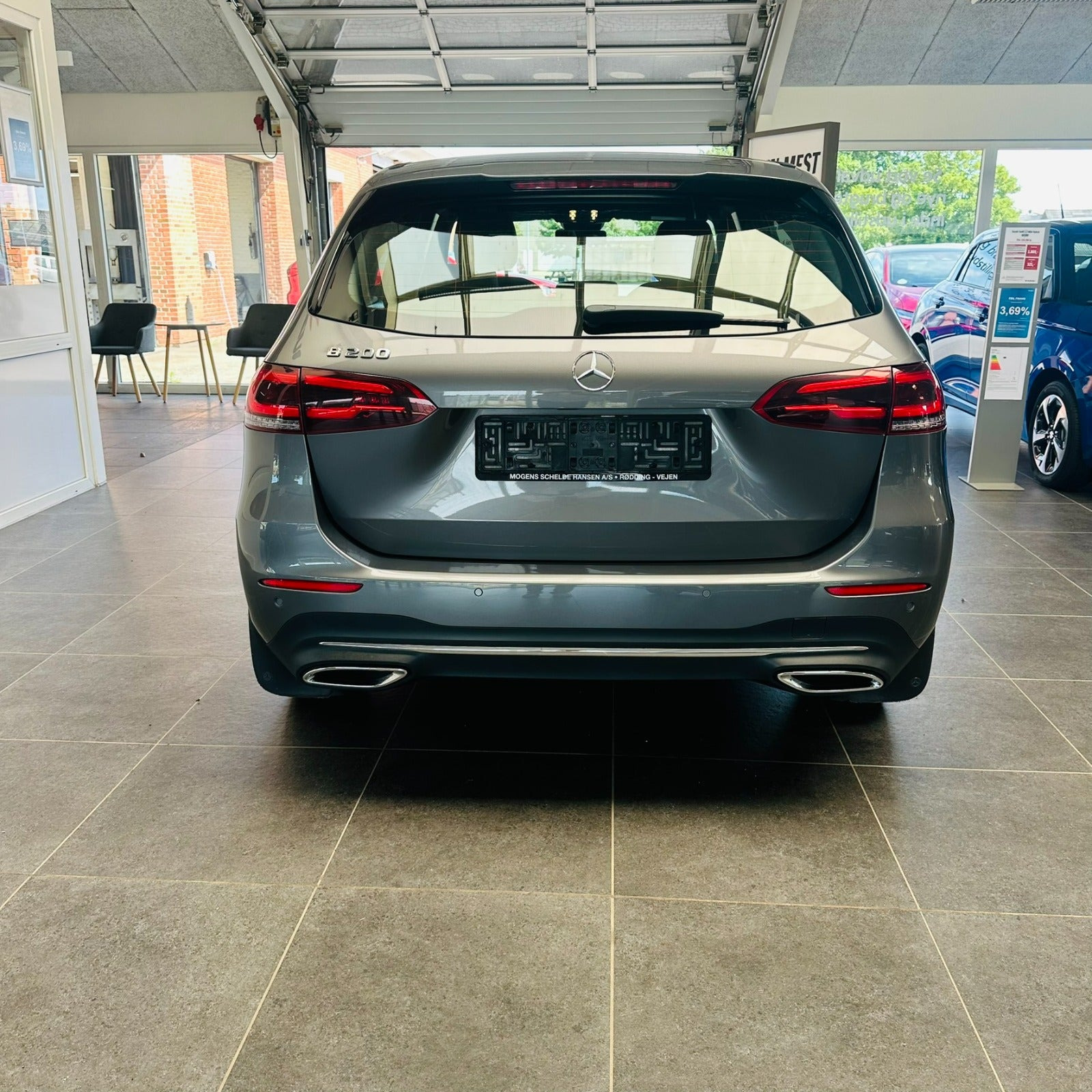 Grå Mercedes B200 fra 2023