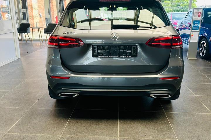 Grå Mercedes B200 fra 2023