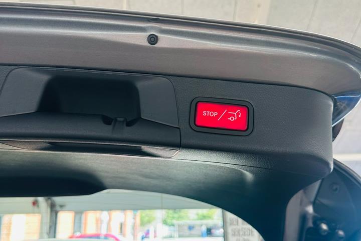 Grå Mercedes B200 fra 2023