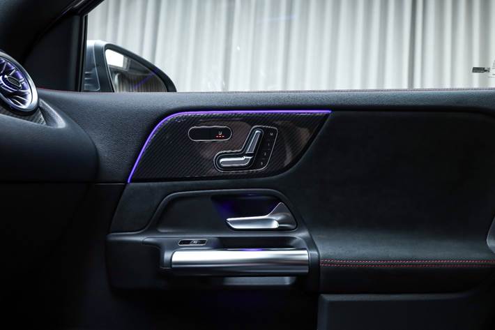 Grå Mercedes GLA250 e fra 2023
