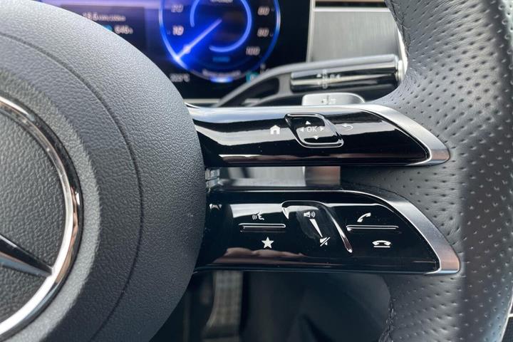 Grå Mercedes EQE350 fra 2024