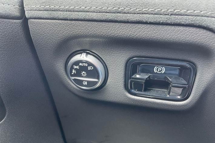 Grå Mercedes EQE350 fra 2024