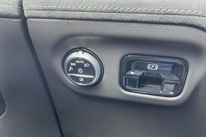 Grå Mercedes EQE350 fra 2024