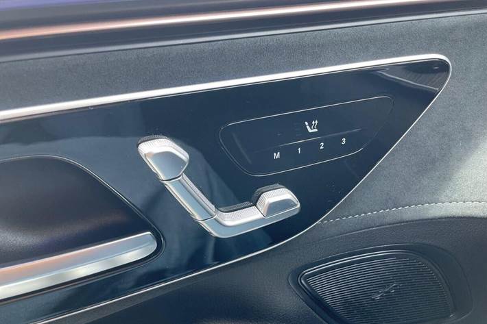 Grå Mercedes EQE350 fra 2024