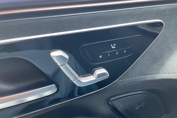 Grå Mercedes EQE350 fra 2024