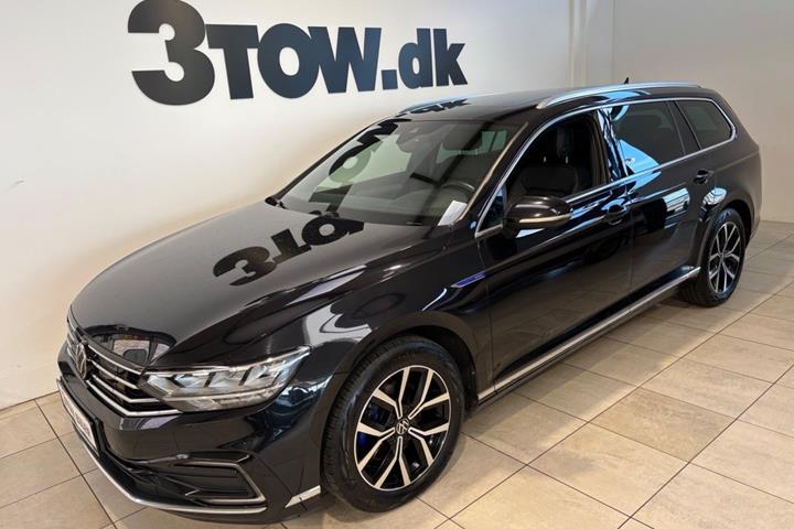 Sort VW Passat fra 2021 set udefra
