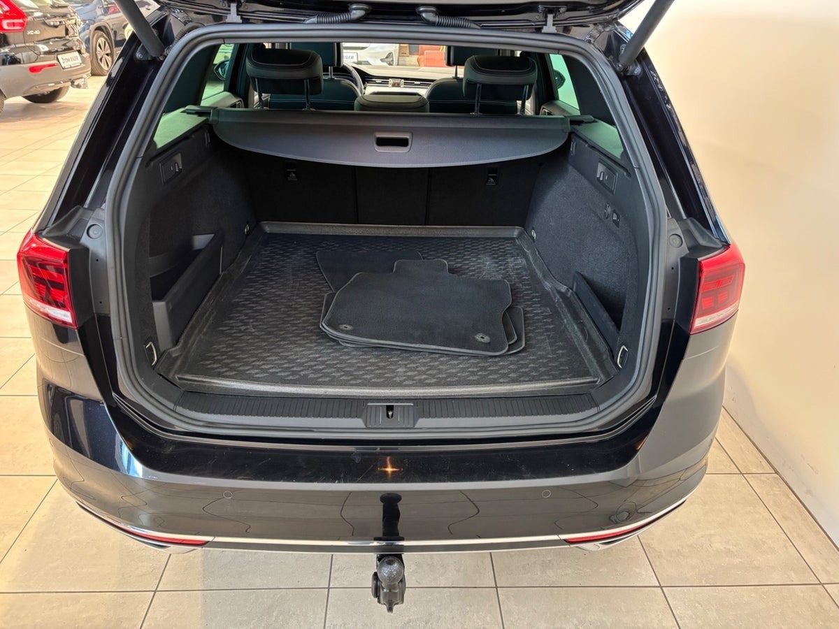 Sort VW Passat fra 2021