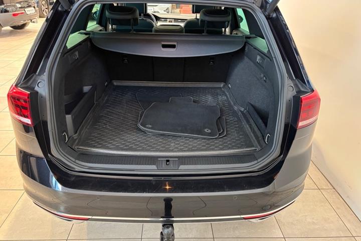 Sort VW Passat fra 2021