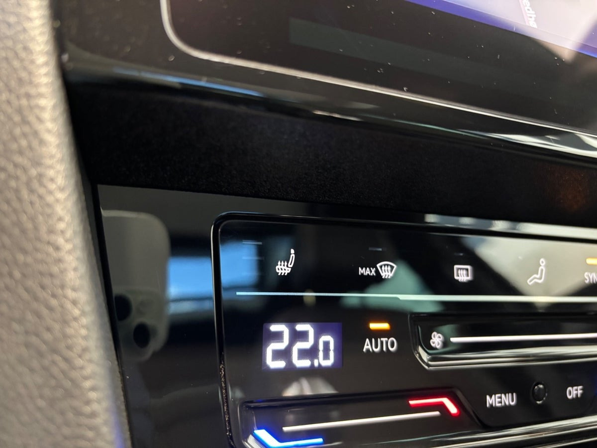 Sort VW Passat fra 2021