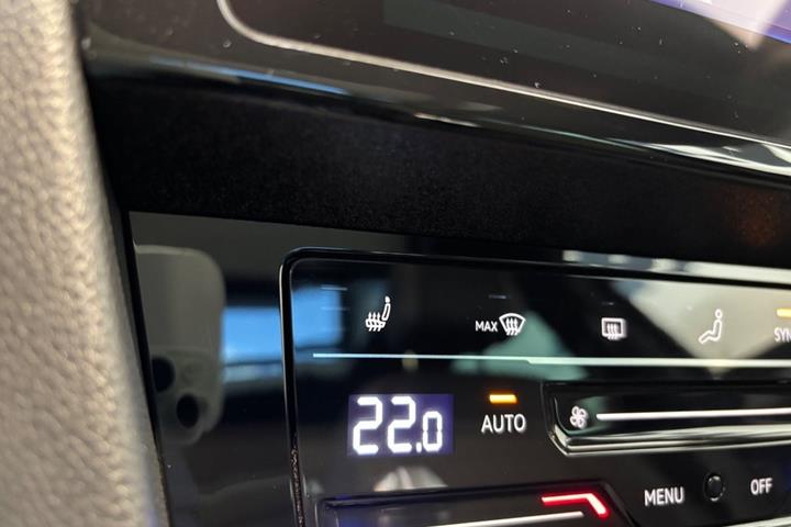 Sort VW Passat fra 2021