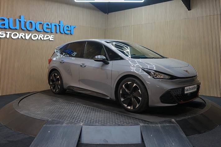 Grå Cupra Born fra 2023 set udefra