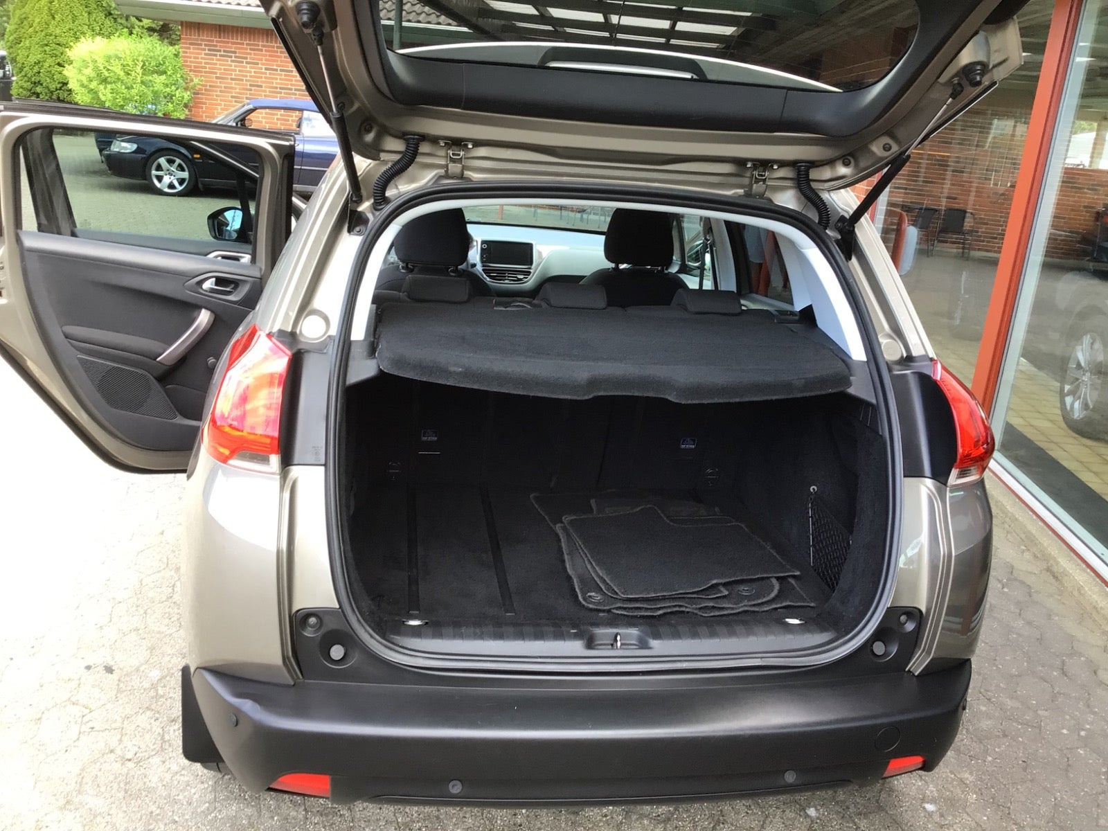 Brun Peugeot 2008 fra 2015