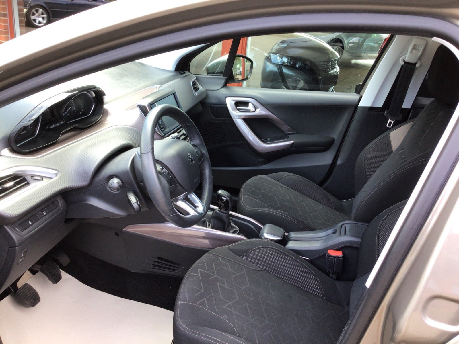 Brun Peugeot 2008 fra 2015