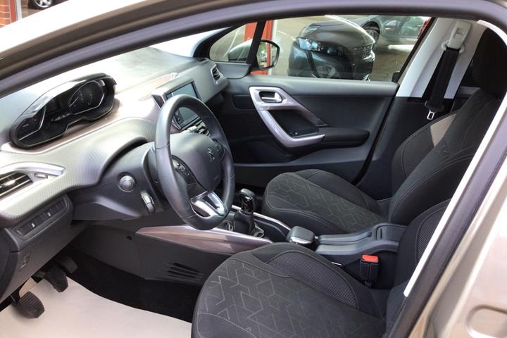 Brun Peugeot 2008 fra 2015