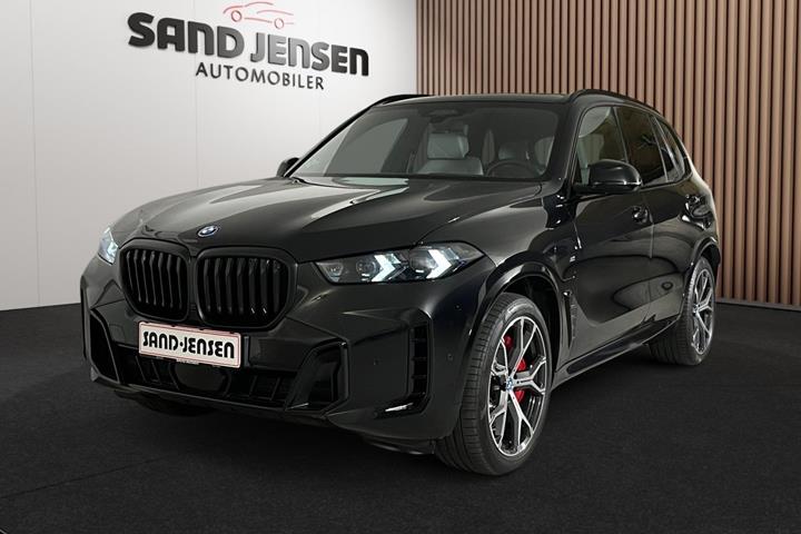 Sort BMW X5 fra 2025 set udefra