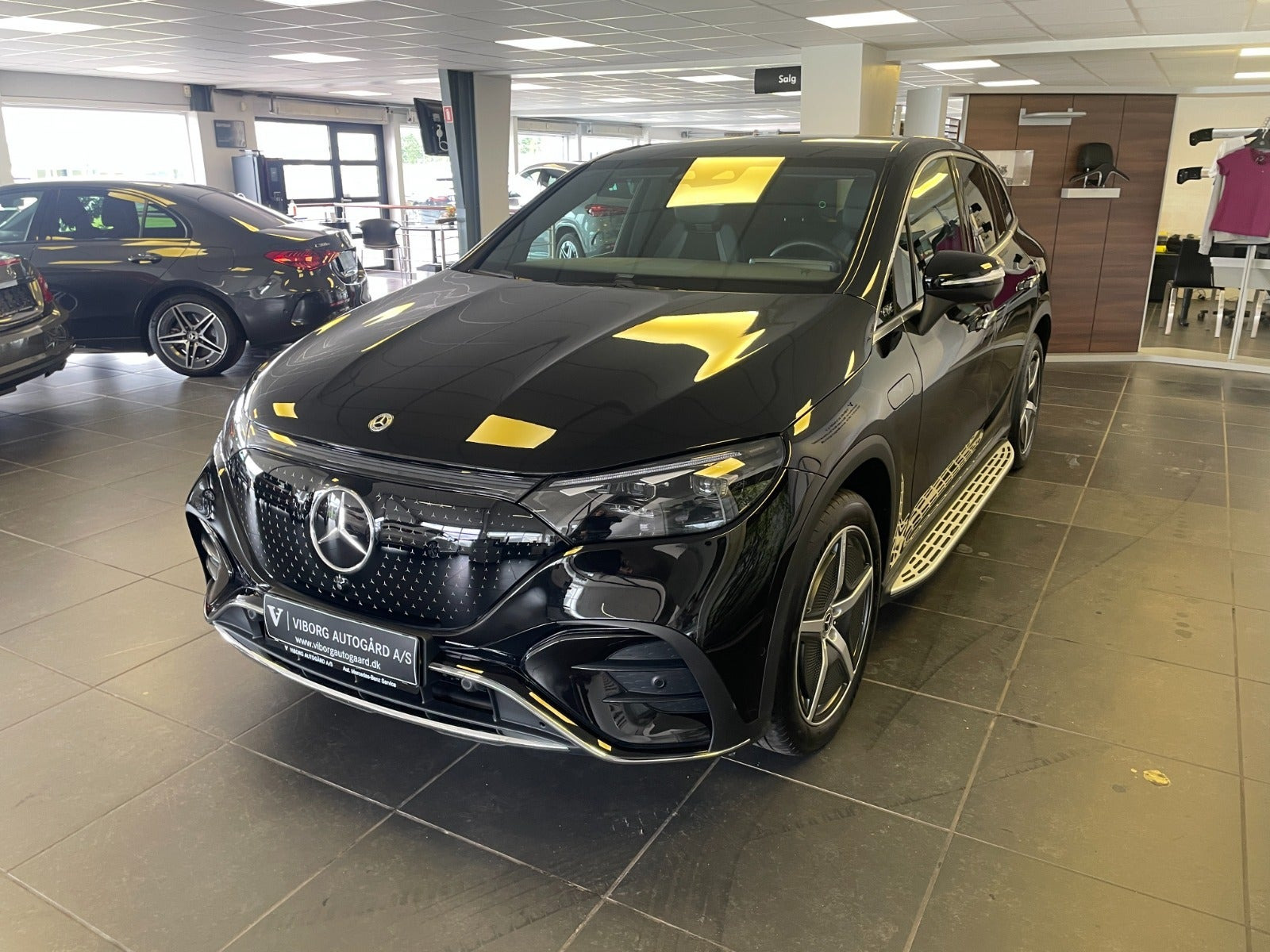 Sort Mercedes EQE350 SUV fra 2025