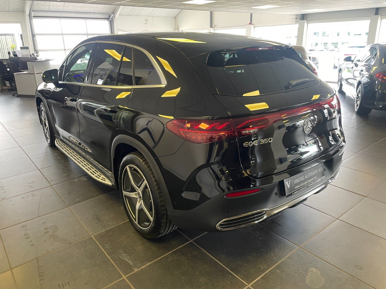 Sort Mercedes EQE350 SUV fra 2025